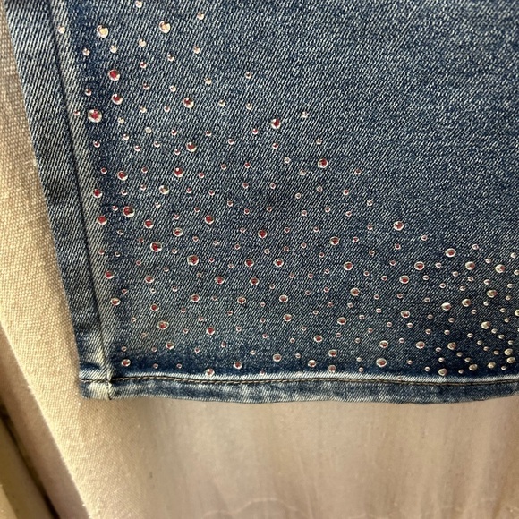 9 th and Main/ NWT/Wide leg/Embellished Women's Jeans/ stretch for comfort/ 16 - Picture 3 of 16